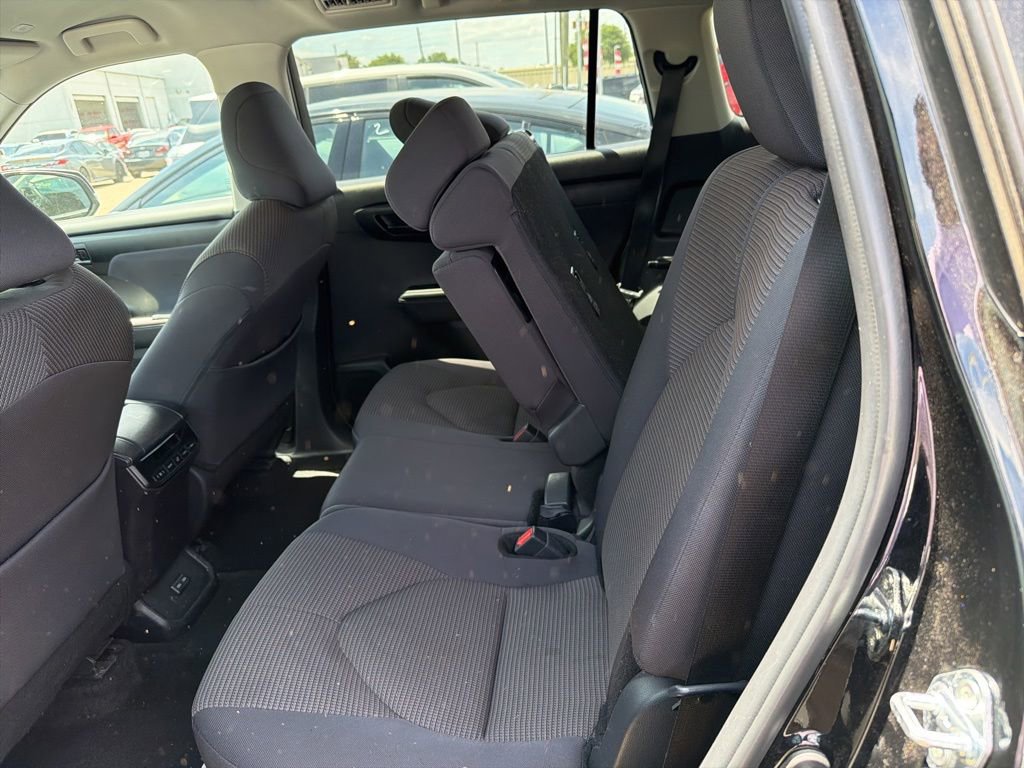 Used 2025 Toyota Highlander LE FWD image 3