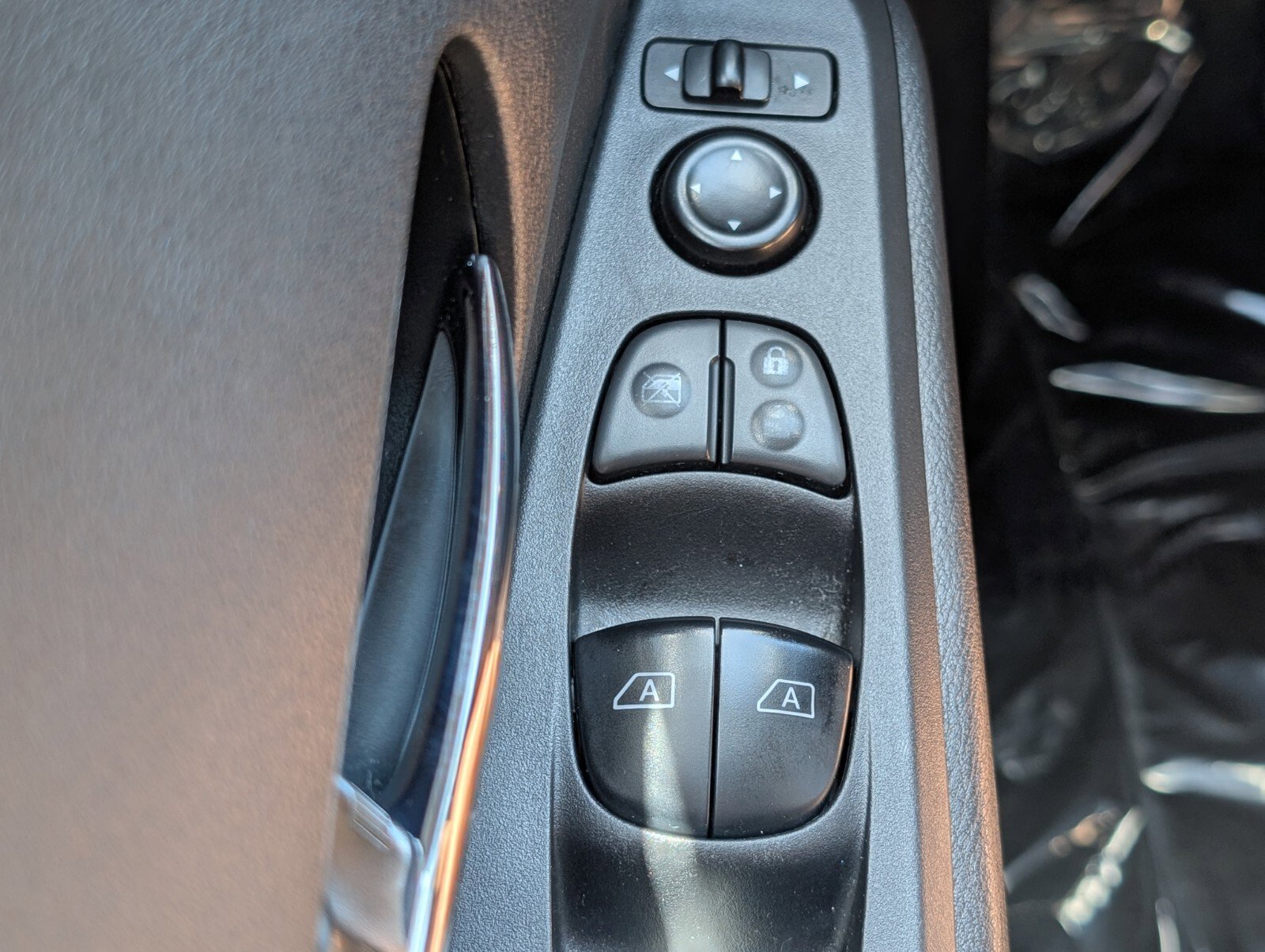 Certified 2023 Nissan Kicks SR FWD image 32