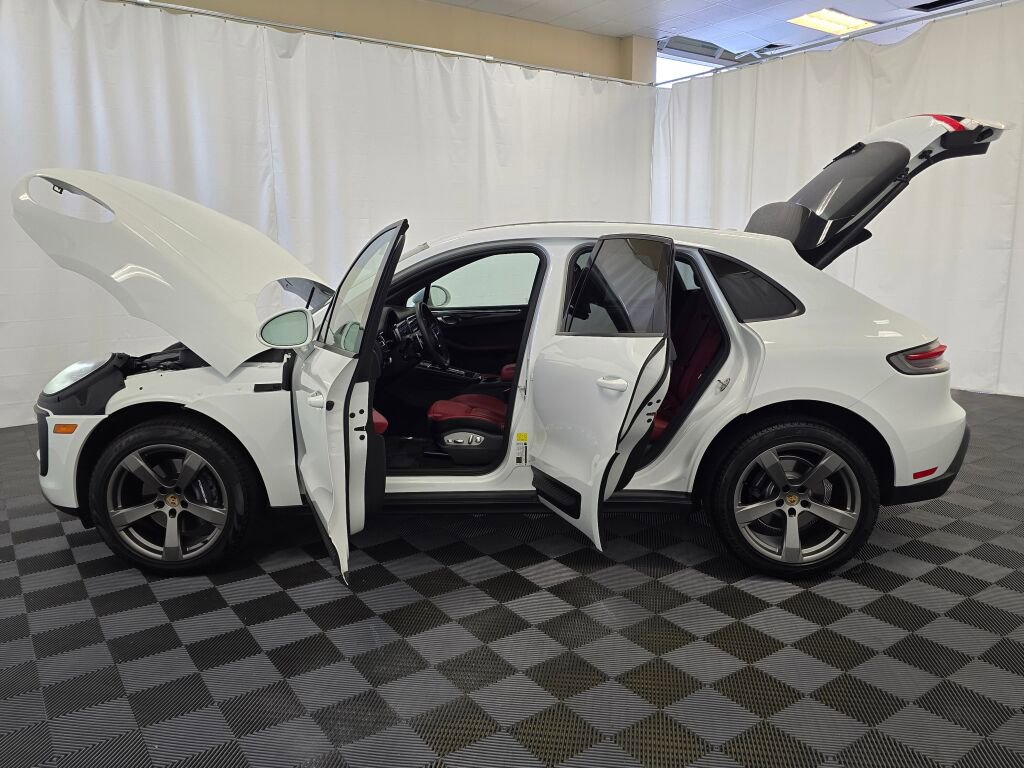 Certified 2025 Porsche Macan image 12