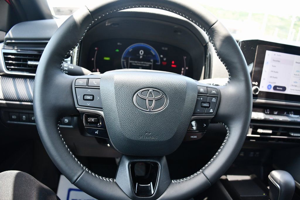 Used 2025 Toyota Camry SE image 13