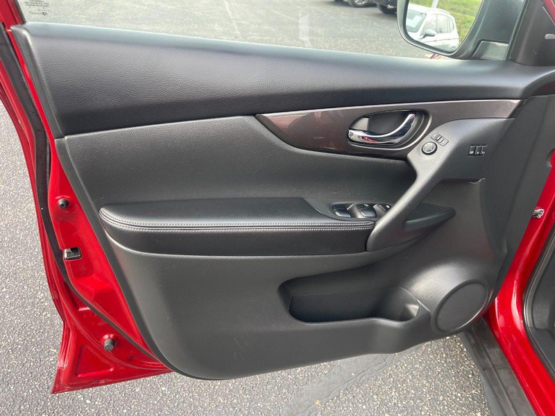 Used 2019 Nissan Rogue SV w/ Premium Package FWD image 18