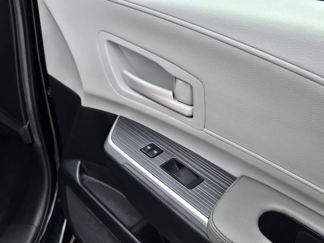 Used 2025 Toyota Sienna LE image 28