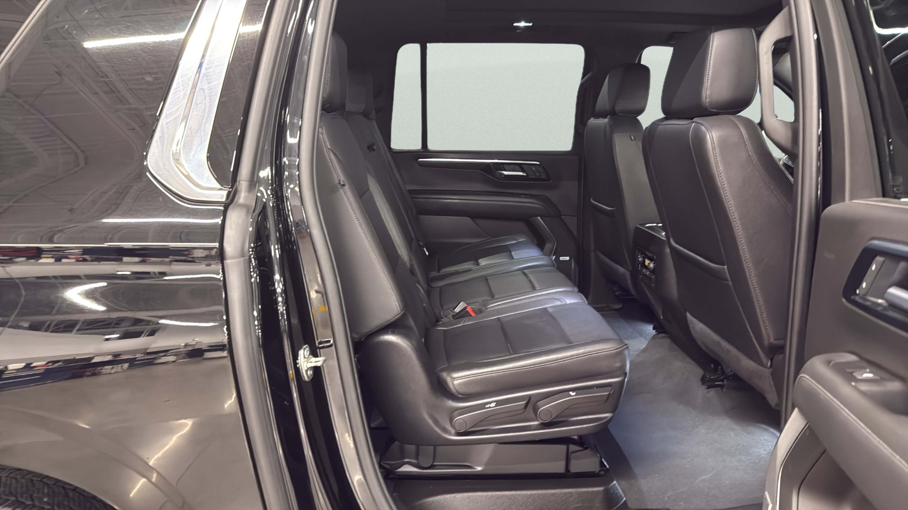 Used 2025 Chevrolet Suburban LT w/ Comfort Package AWD/4WD image 15