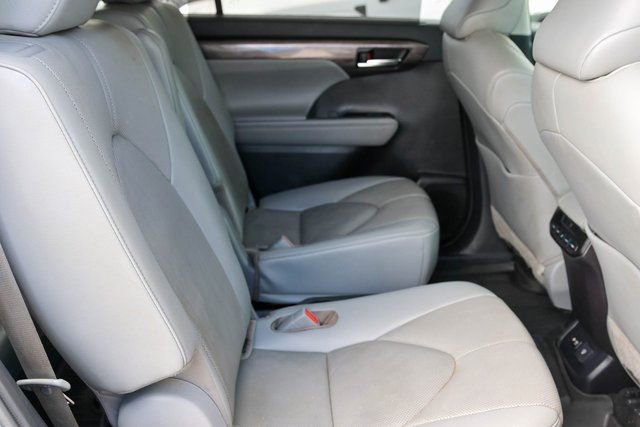 Used 2021 Toyota Highlander Limited image 22