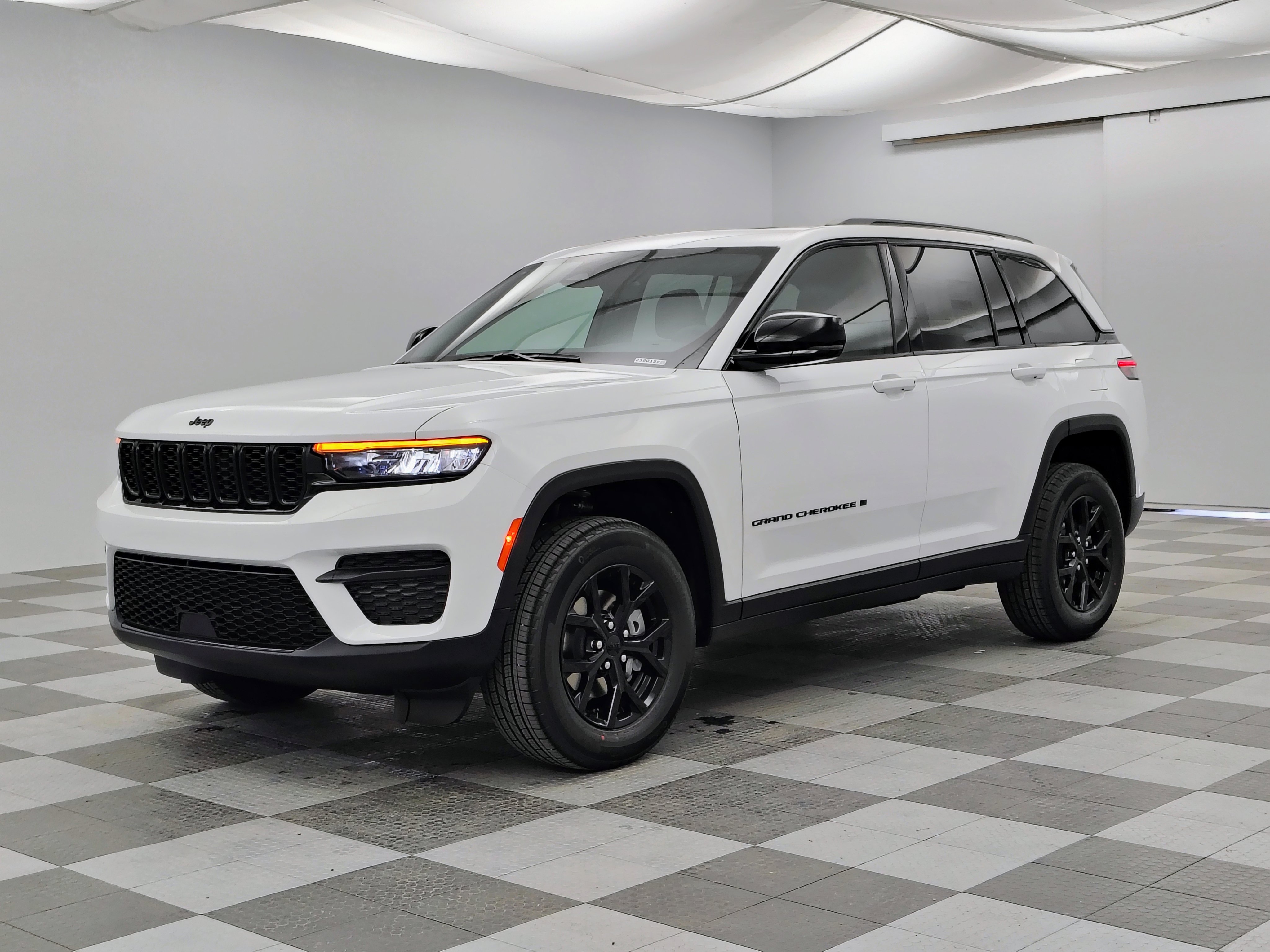 New 2025 Jeep Grand Cherokee Altitude image 6