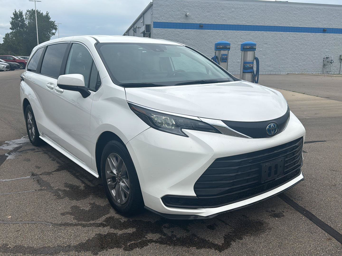 Used 2025 Toyota Sienna LE FWD image 7