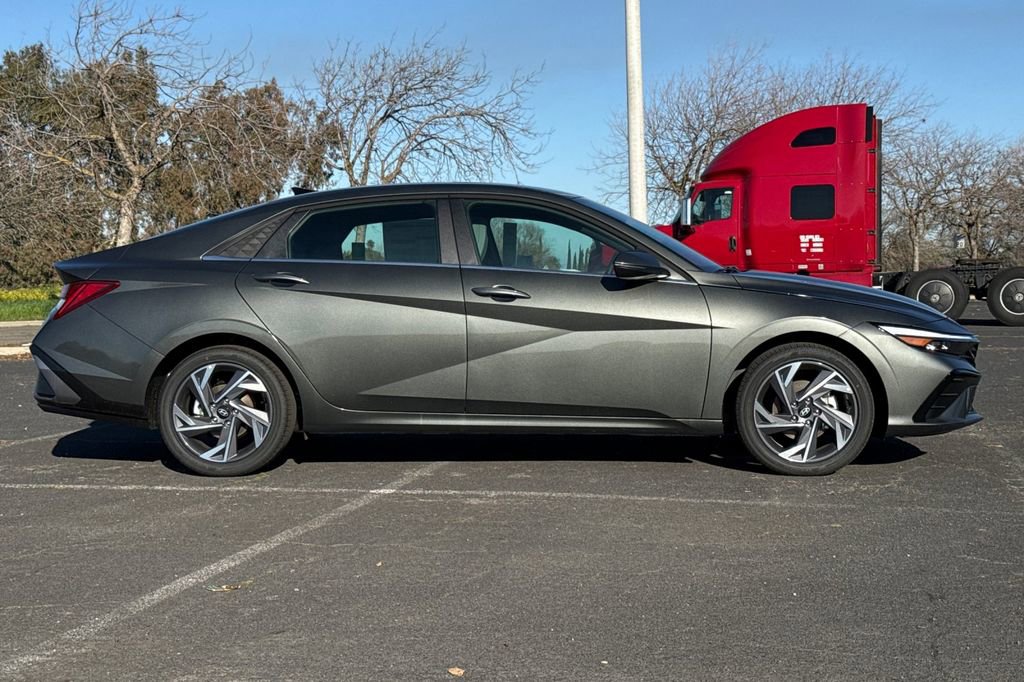 New 2026 Hyundai Elantra Limited image 3