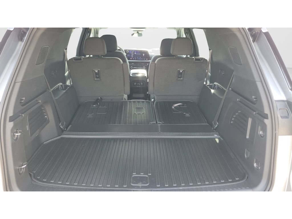 Used 2026 Chevrolet Traverse LT FWD image 9