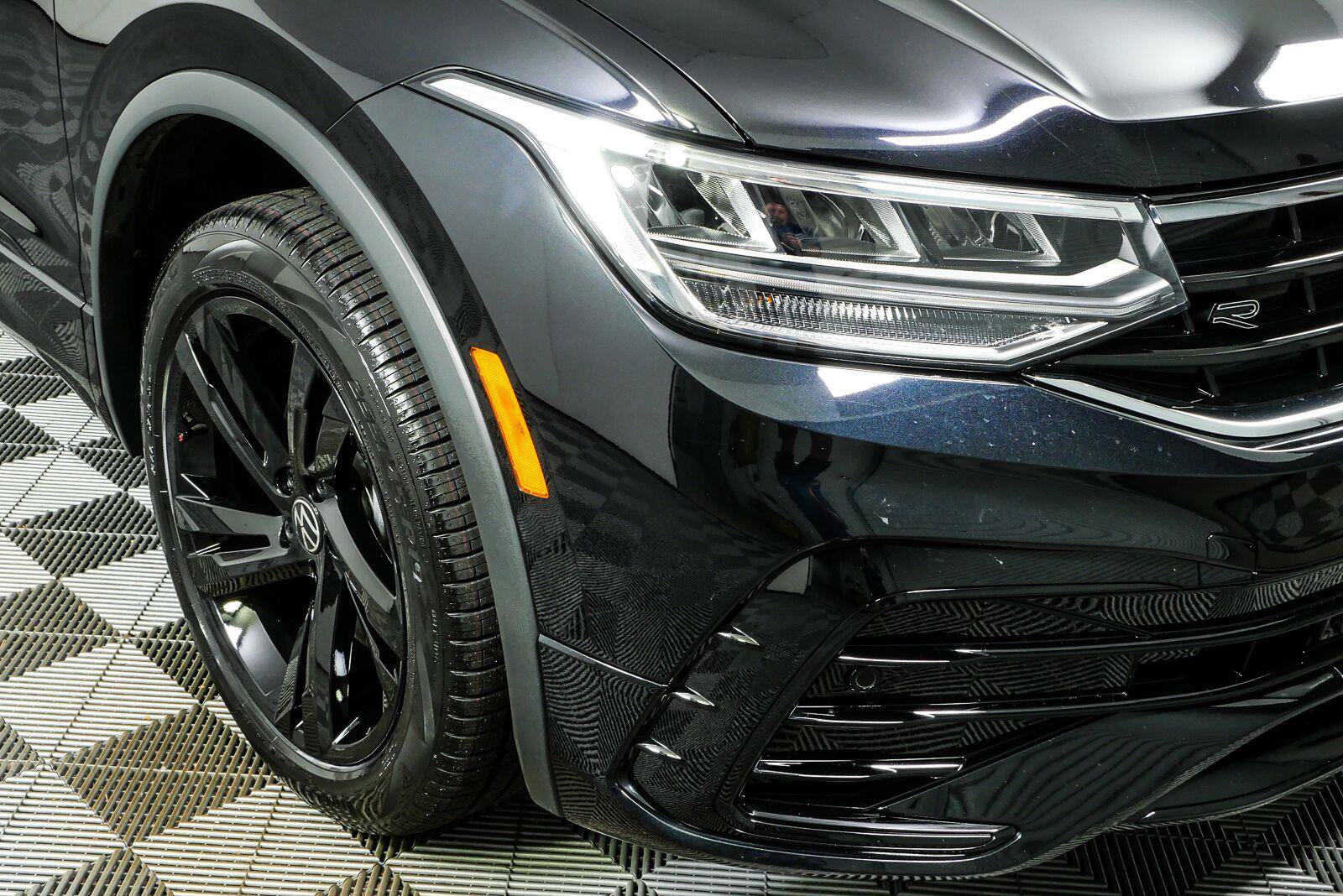 Certified 2024 Volkswagen Tiguan SE R-Line AWD/4WD image 35