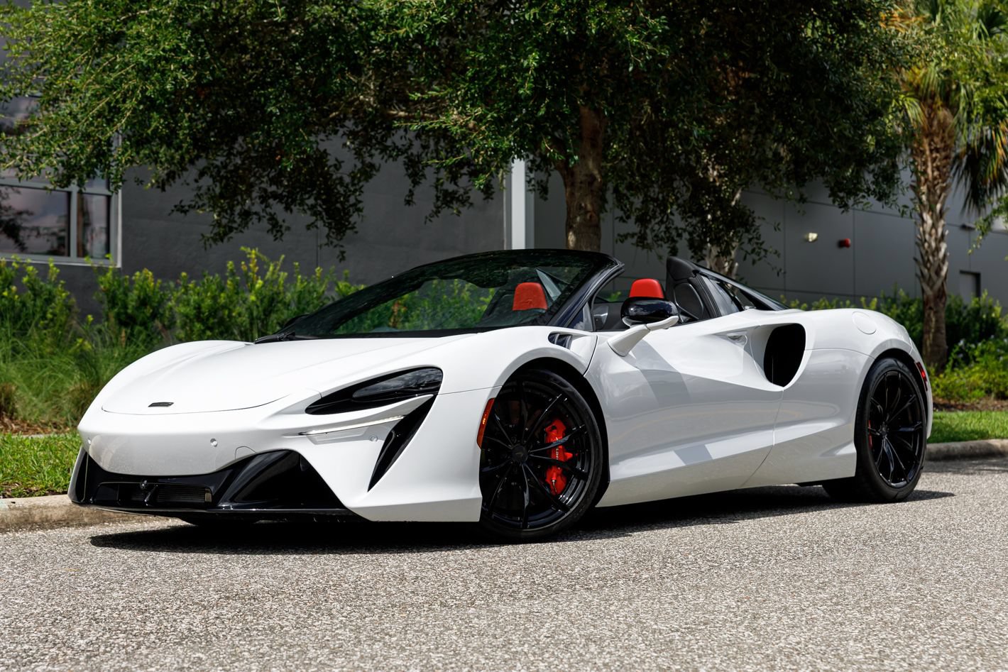 Used 2025 McLaren Artura Spider RWD image 36