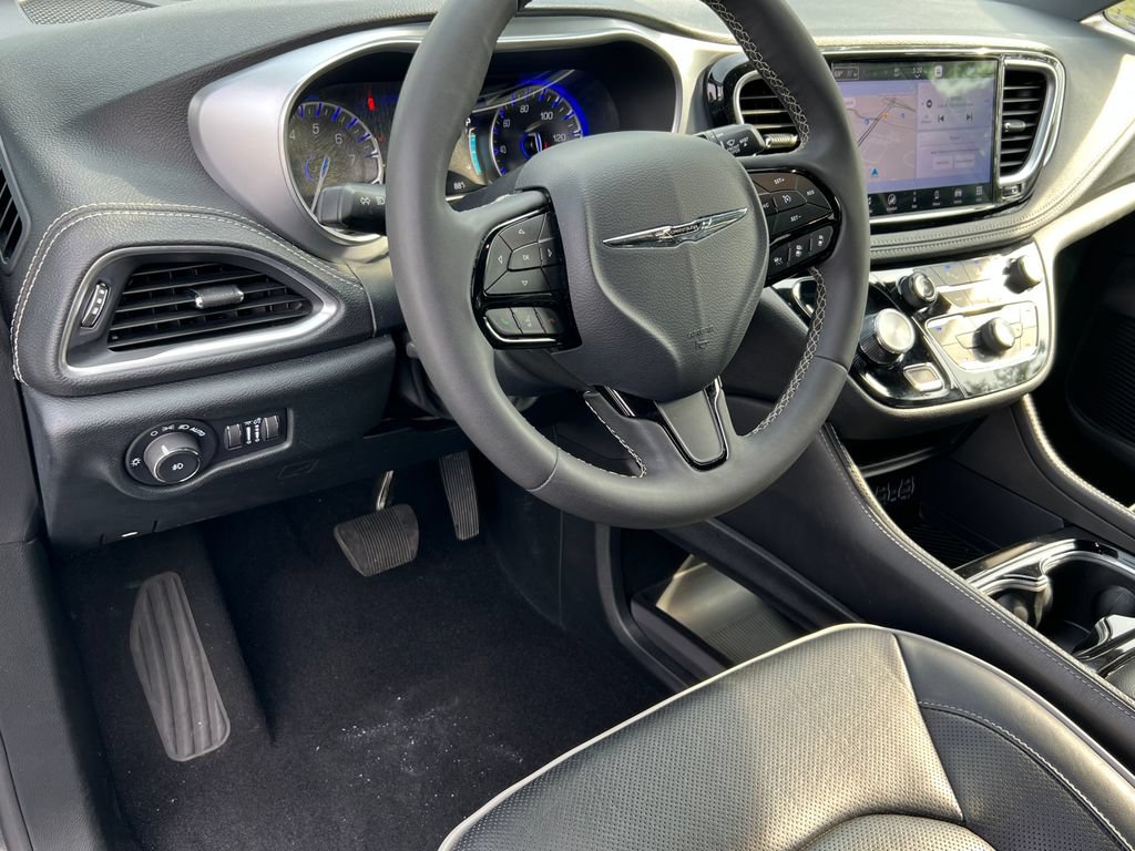 Used 2025 Chrysler Pacifica Limited FWD image 28