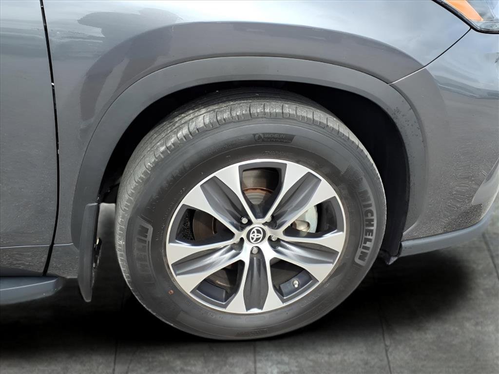 Used 2024 Toyota Highlander XLE image 9