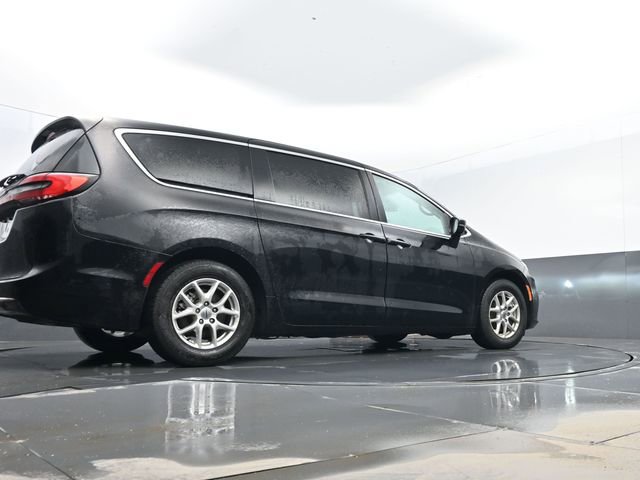 Used 2024 Chrysler Pacifica Touring-L image 27