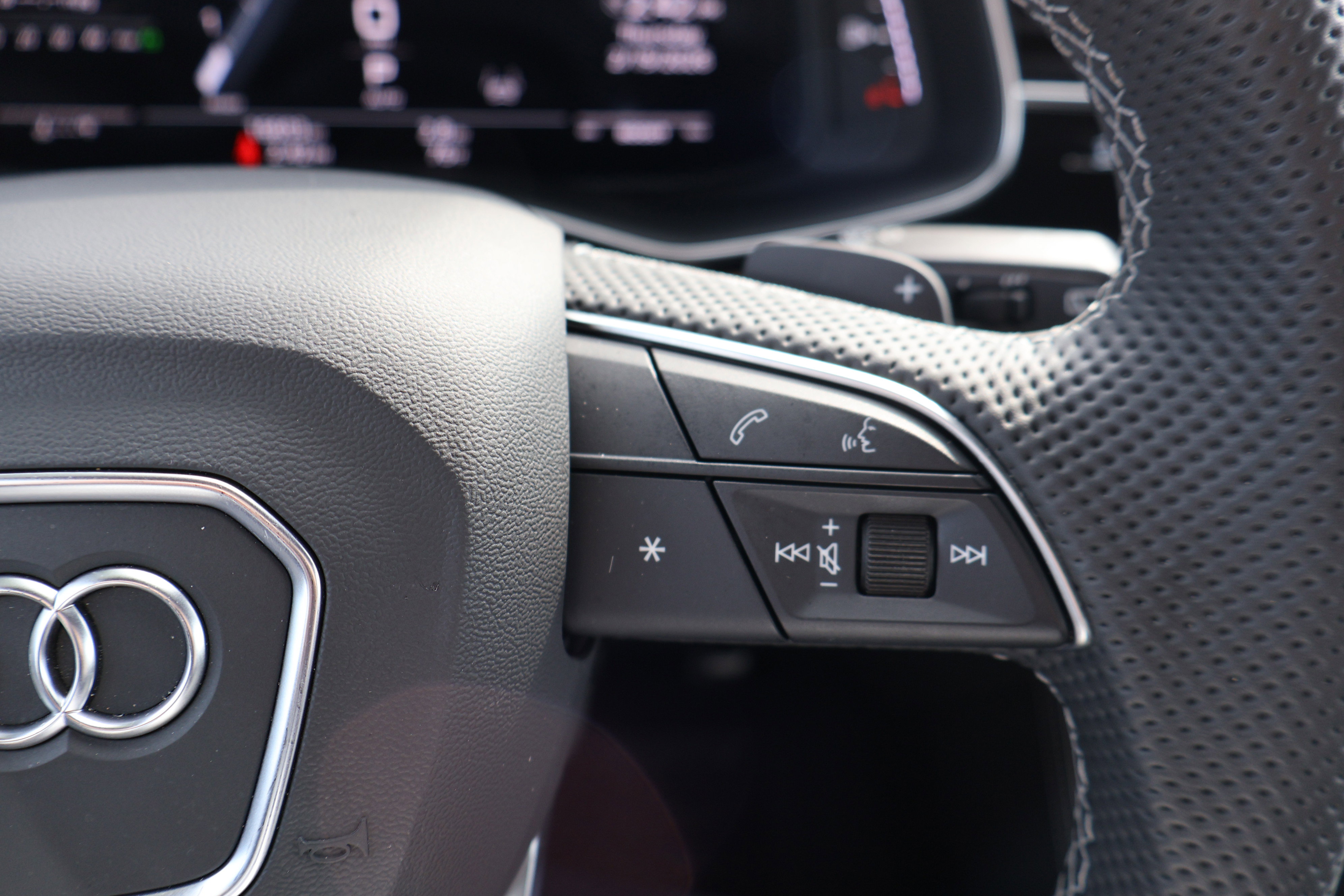 Used 2025 Audi SQ8 Premium Plus image 36