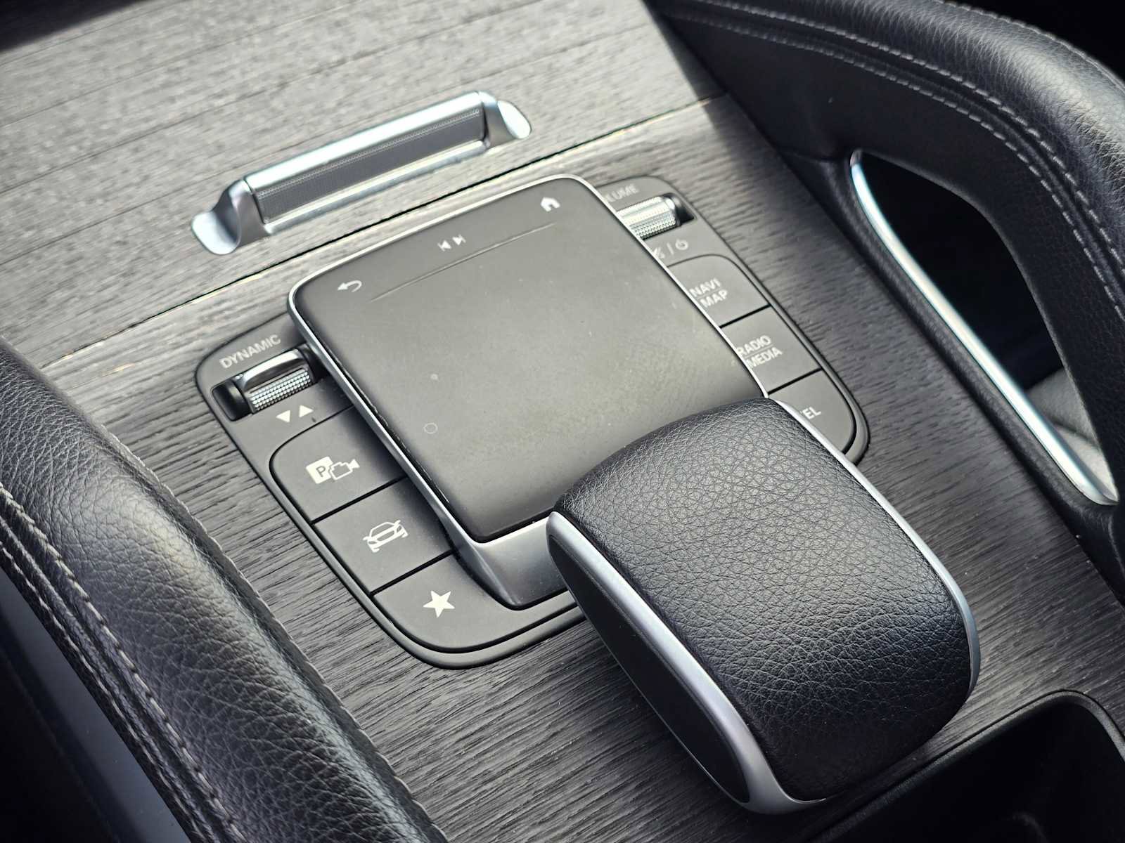 Used 2022 Mercedes-Benz GLE 350 4MATIC w/ Premium Package image 38