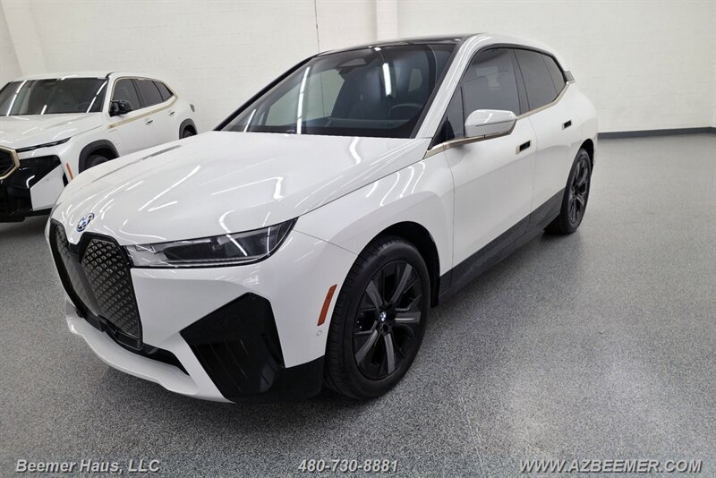 Used 2023 BMW iX xDrive50 w/ Sport Package AWD/4WD image 2