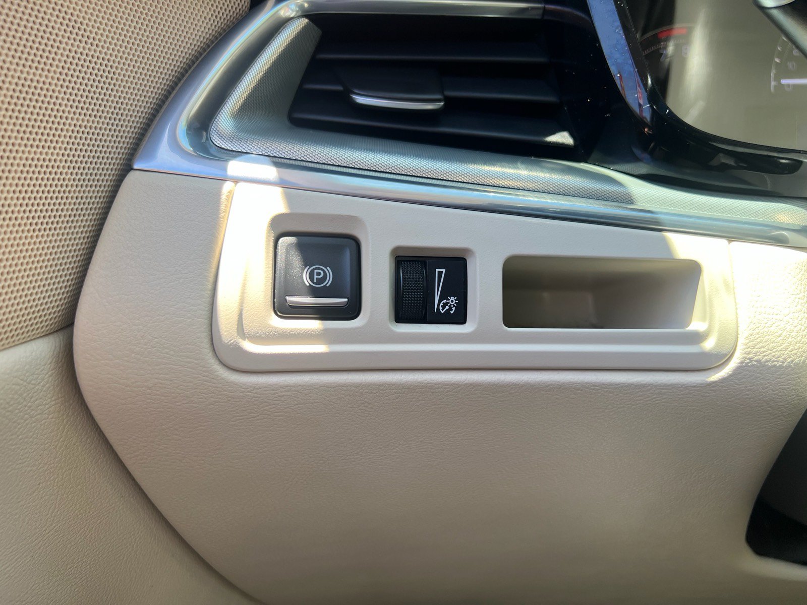 Used 2018 Cadillac XT5 Luxury w/ Driver Awareness Package AWD/4WD image 24