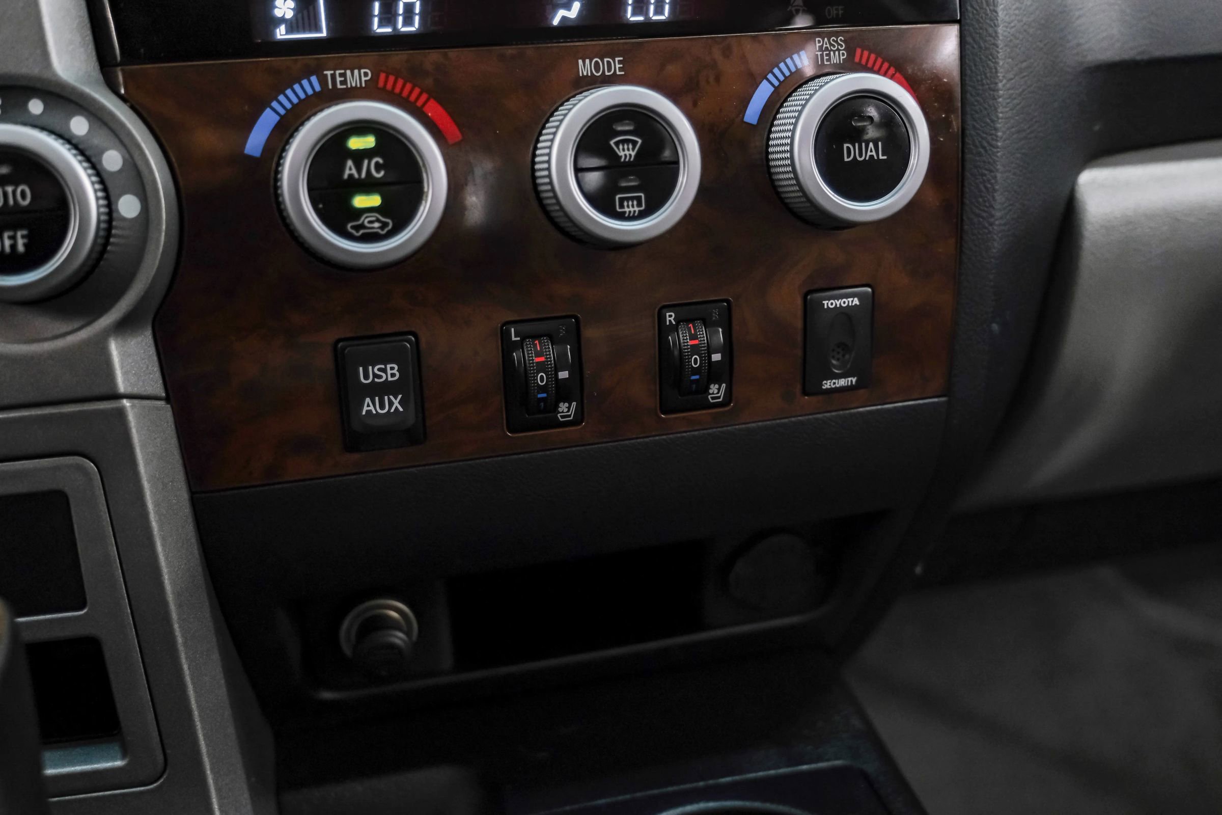 Used 2010 Toyota Tundra Limited AWD/4WD image 27