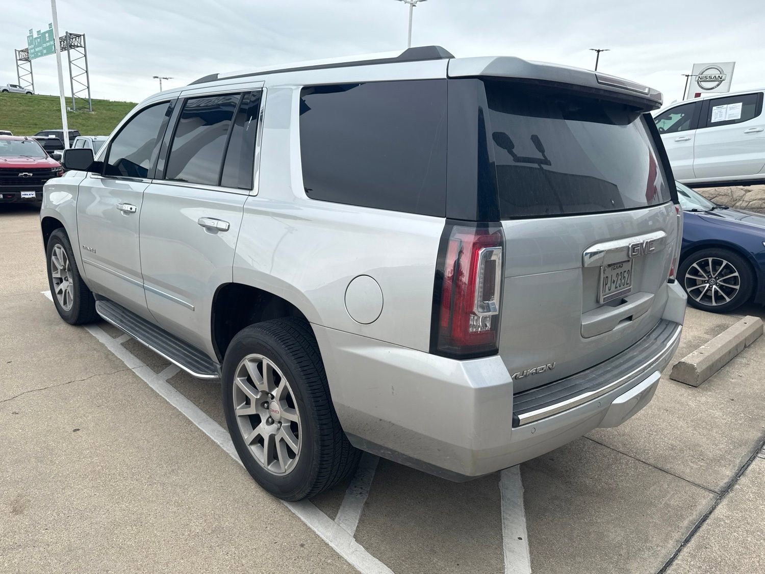 Used 2018 GMC Yukon Denali RWD image 3