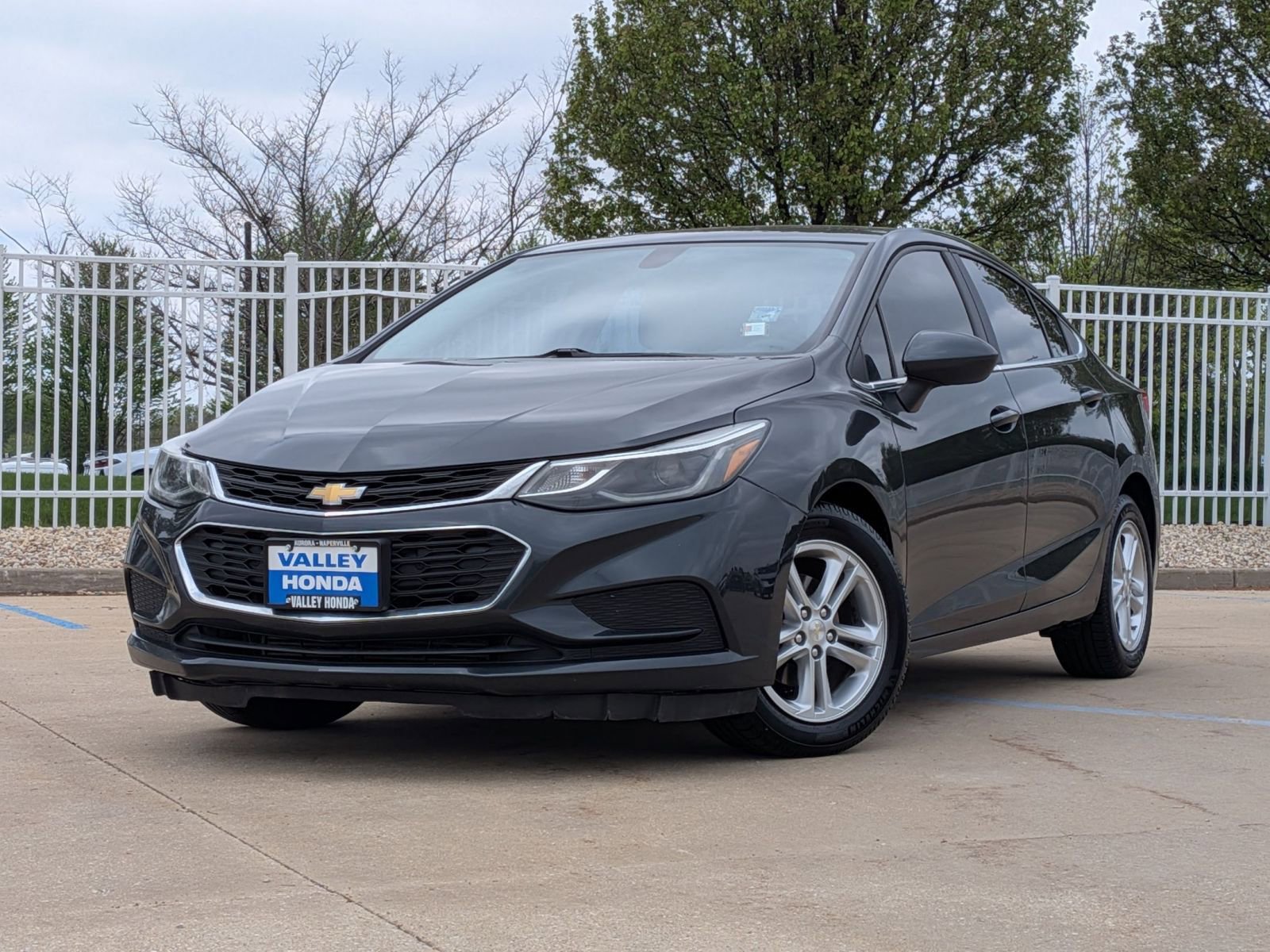 Used 2017 Chevrolet Cruze LT FWD image 2