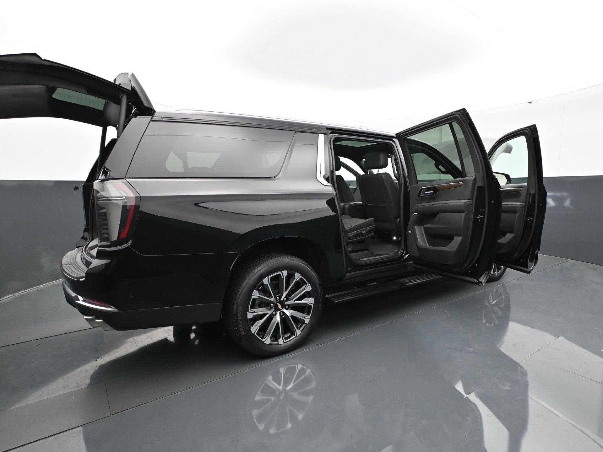 Used 2025 Chevrolet Suburban High Country AWD/4WD image 38