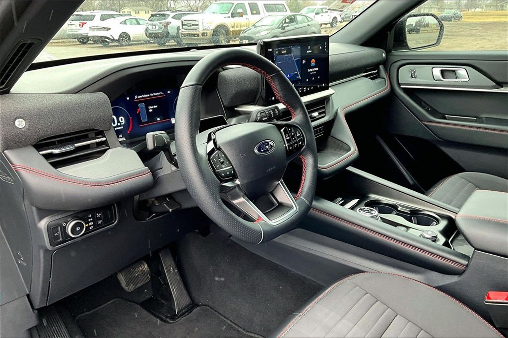 Used 2025 Ford Explorer ST-Line w/ ST-Line Street Pack image 13
