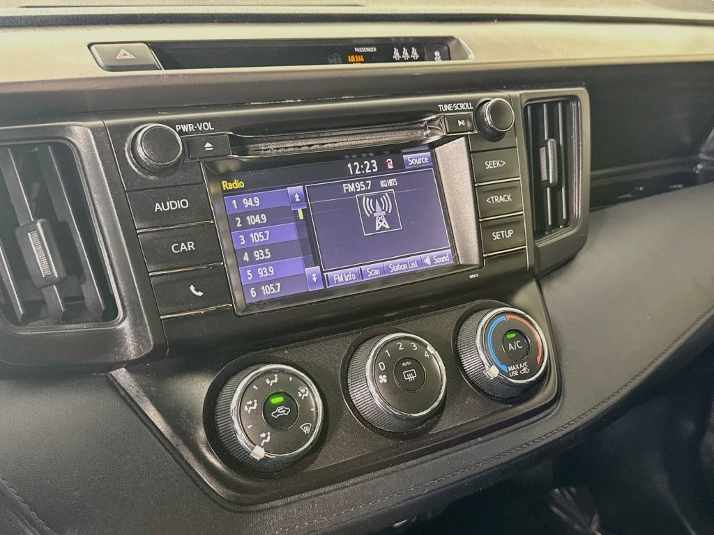 Used 2018 Toyota RAV4 LE FWD image 17