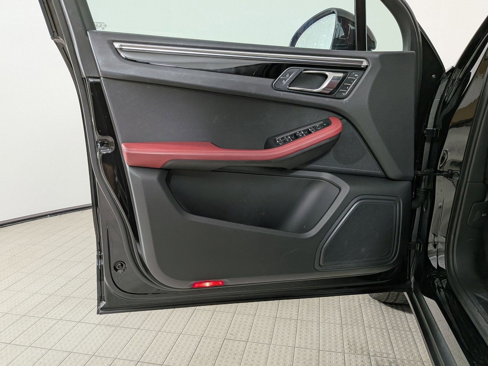 Certified 2023 Porsche Macan AWD/4WD image 13