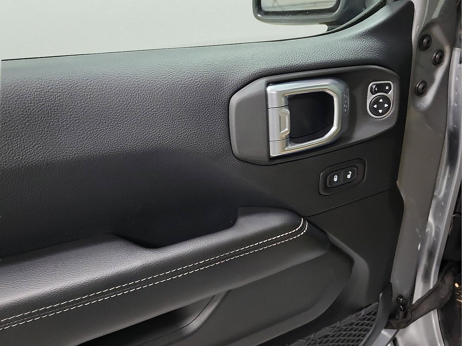 Used 2018 Jeep Wrangler Unlimited Sahara image 10