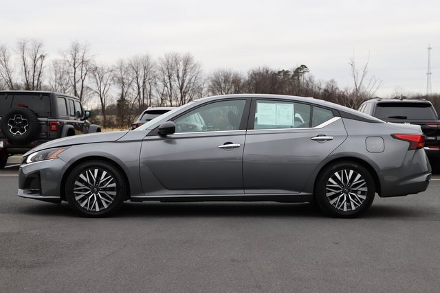 Used 2024 Nissan Altima 2.5 SV image 3