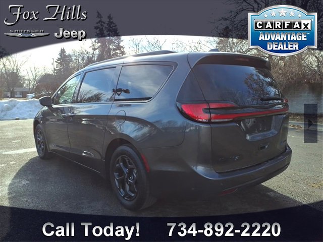 Used 2021 Chrysler Pacifica Limited w/ Uconnect Theater Family Group image 6