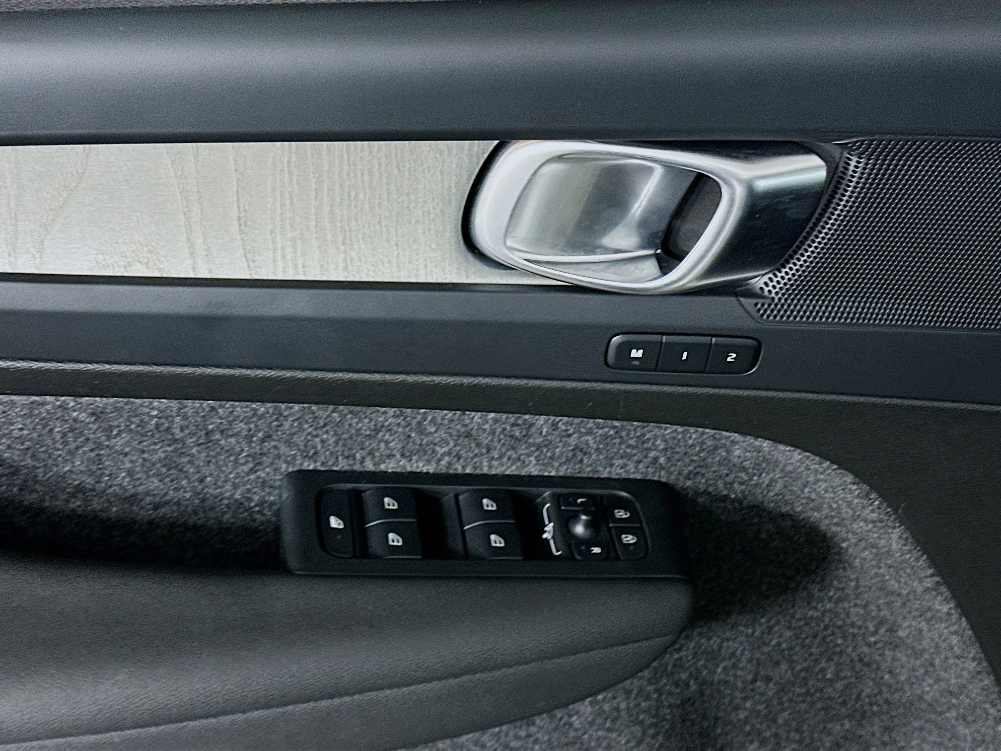 Used 2025 Volvo XC40 B5 Plus image 15