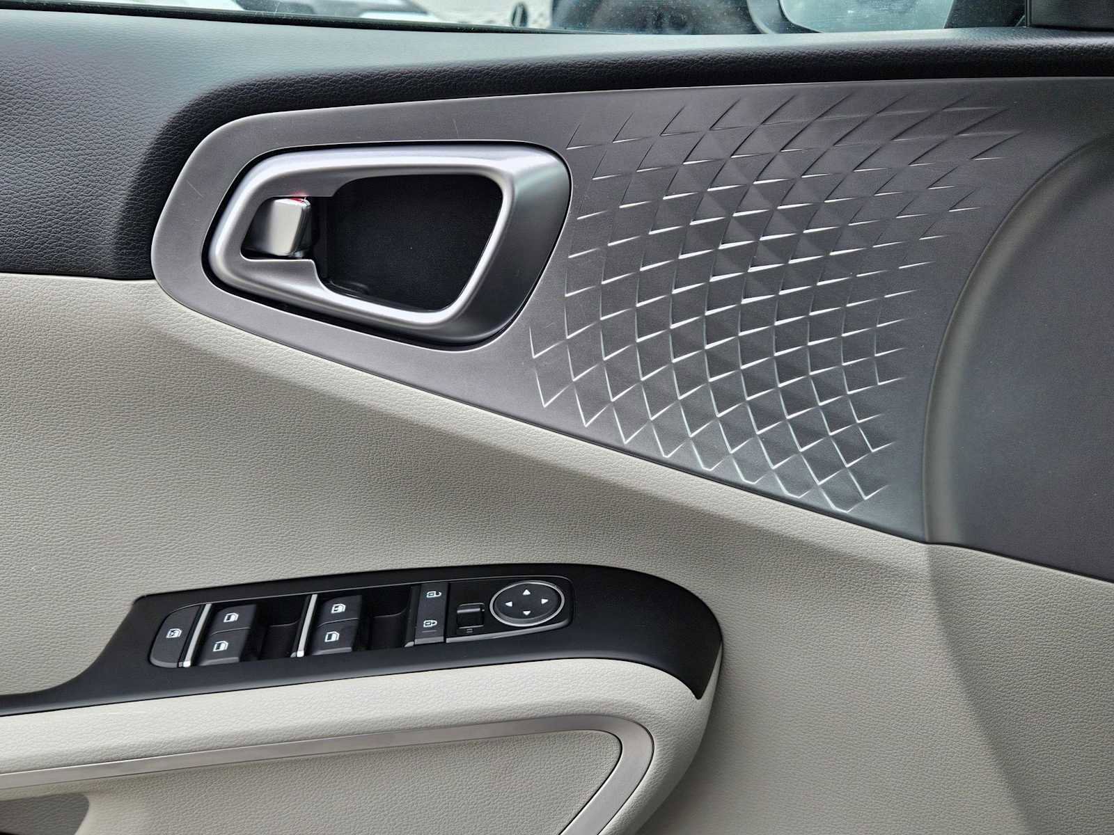 Certified 2025 Kia Soul LX FWD image 28