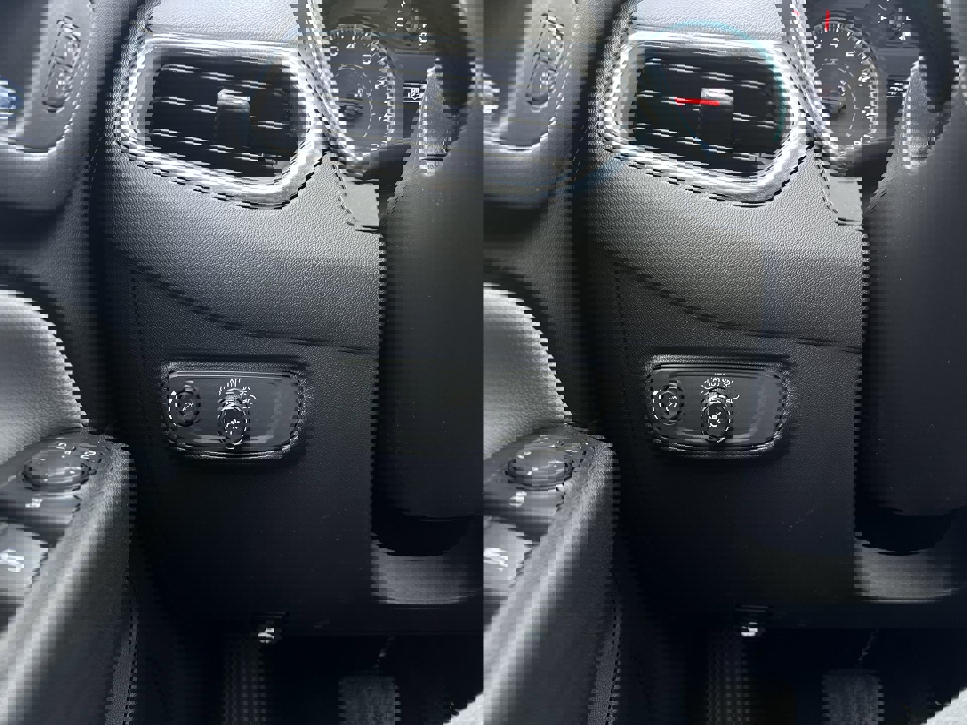 Certified 2024 Chevrolet Equinox LS w/ Driver Confidence II Package image 18