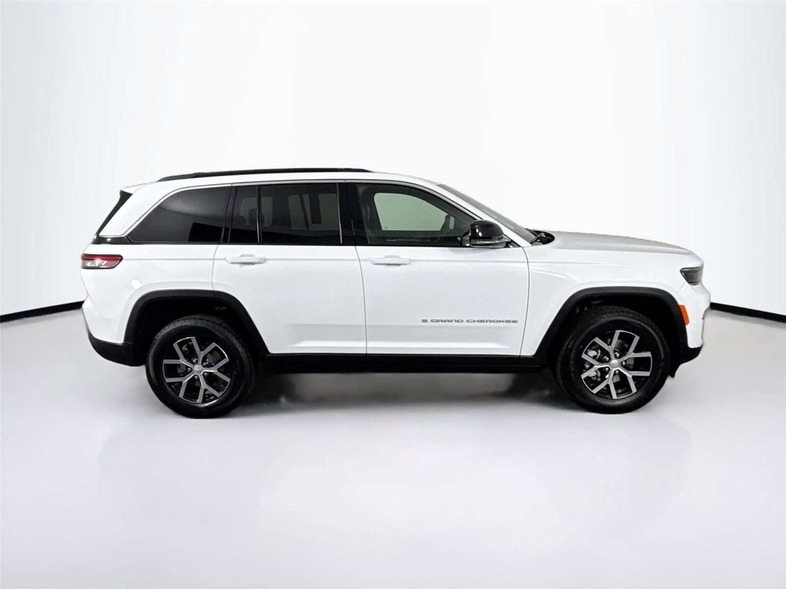 Used 2025 Jeep Grand Cherokee Limited image 11