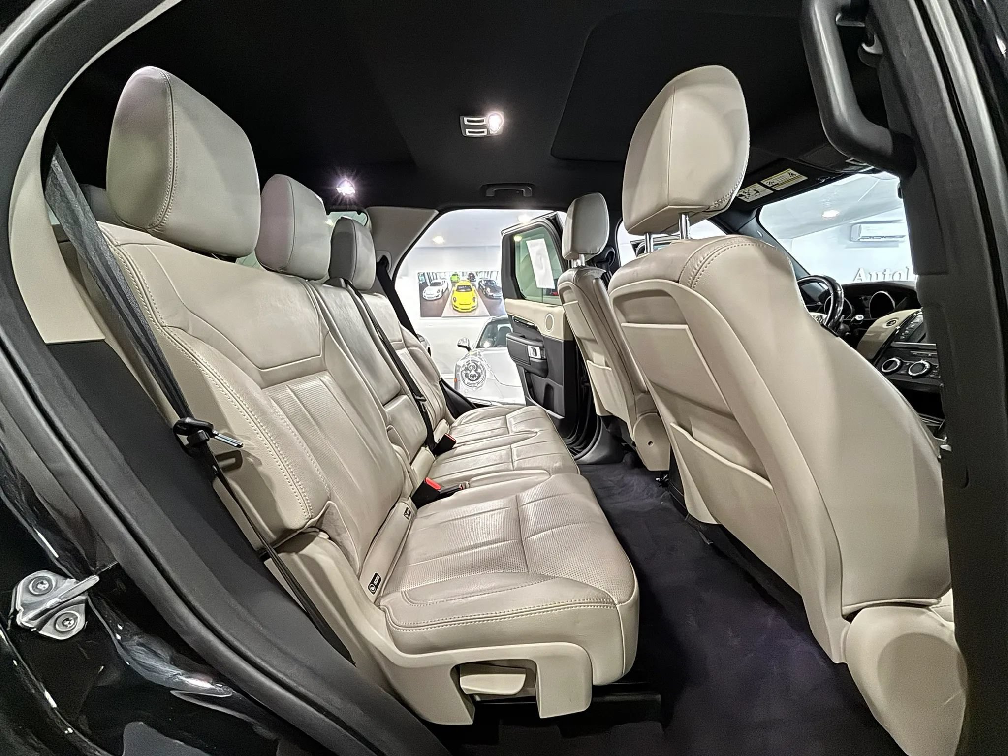 Used 2017 Land Rover Discovery SE AWD/4WD image 19