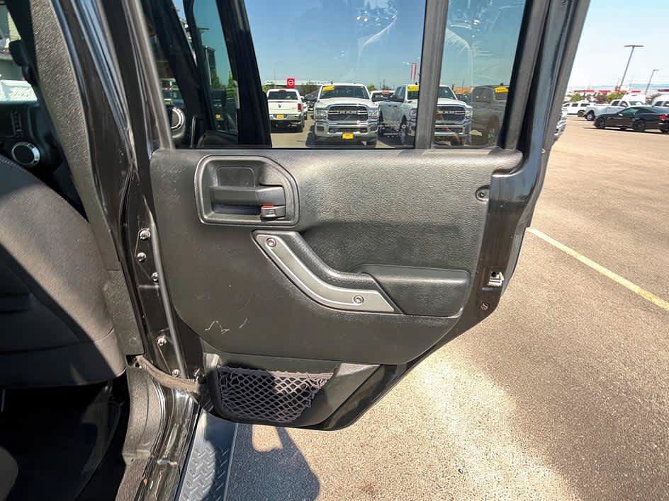 Used 2017 Jeep Wrangler Unlimited Sahara w/ Connectivity Group AWD/4WD image 23
