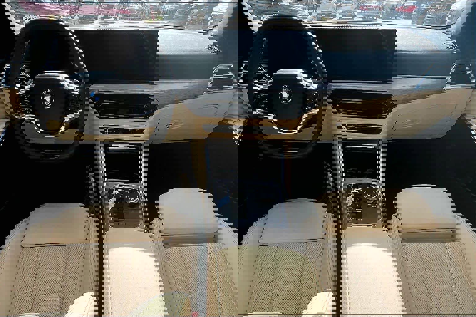 Used 2025 BMW 330i Sedan w/ Convenience Package image 10