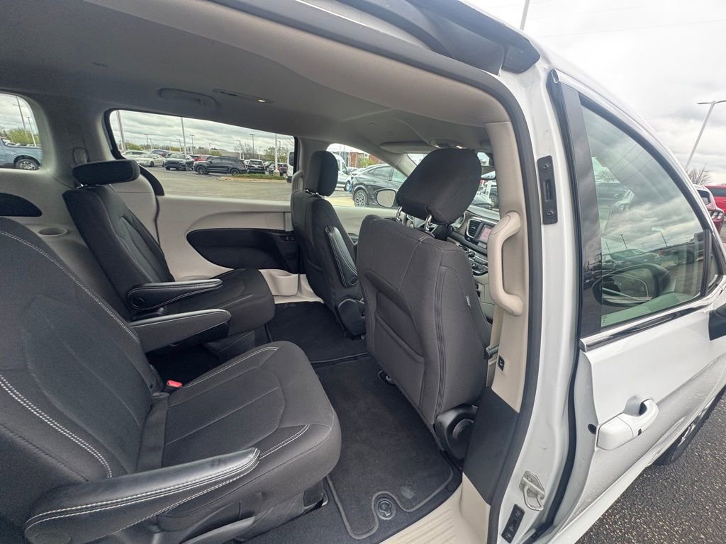 Used 2023 Chrysler Voyager LX FWD image 14