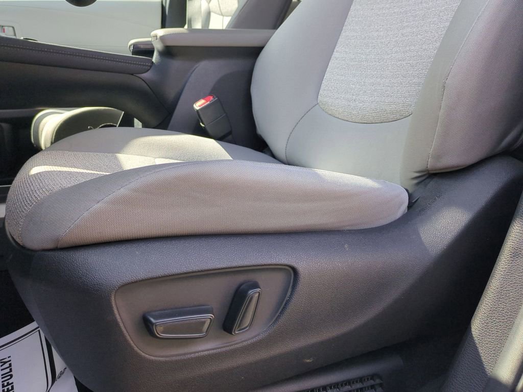 Used 2025 Toyota Sienna LE image 14