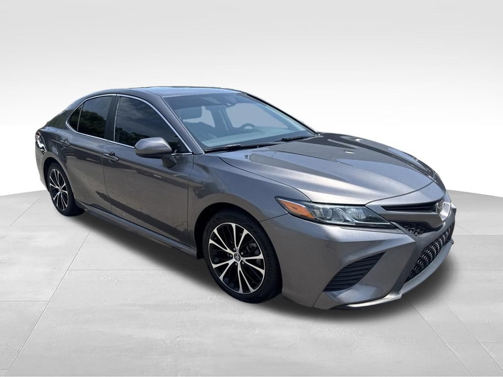 Used 2020 Toyota Camry SE FWD image 1