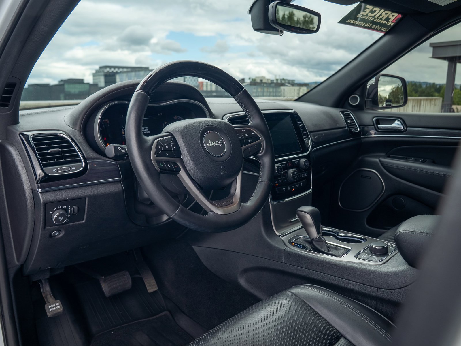 Used 2020 Jeep Grand Cherokee Overland AWD/4WD image 16
