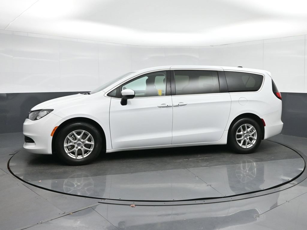 Used 2023 Chrysler Voyager LX image 4