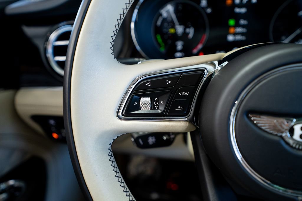 Used 2021 Bentley Bentayga Plug-In Hybrid image 37