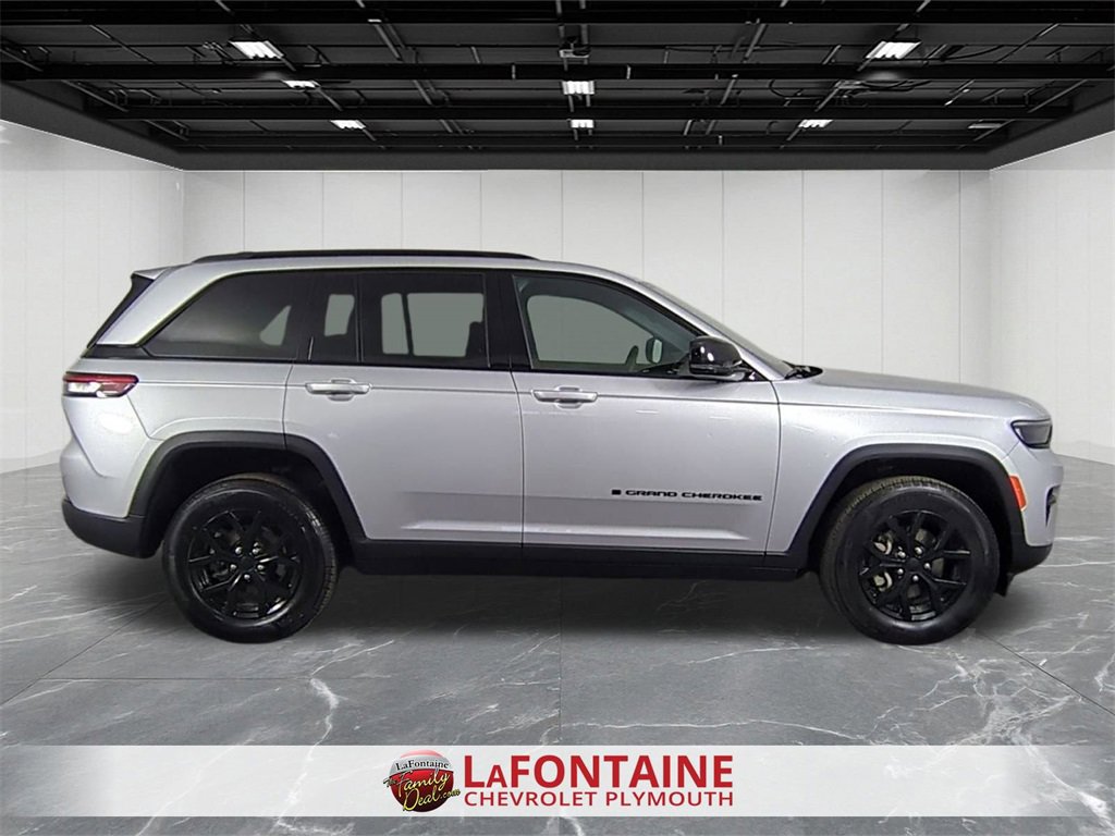 Used 2024 Jeep Grand Cherokee Altitude image 9