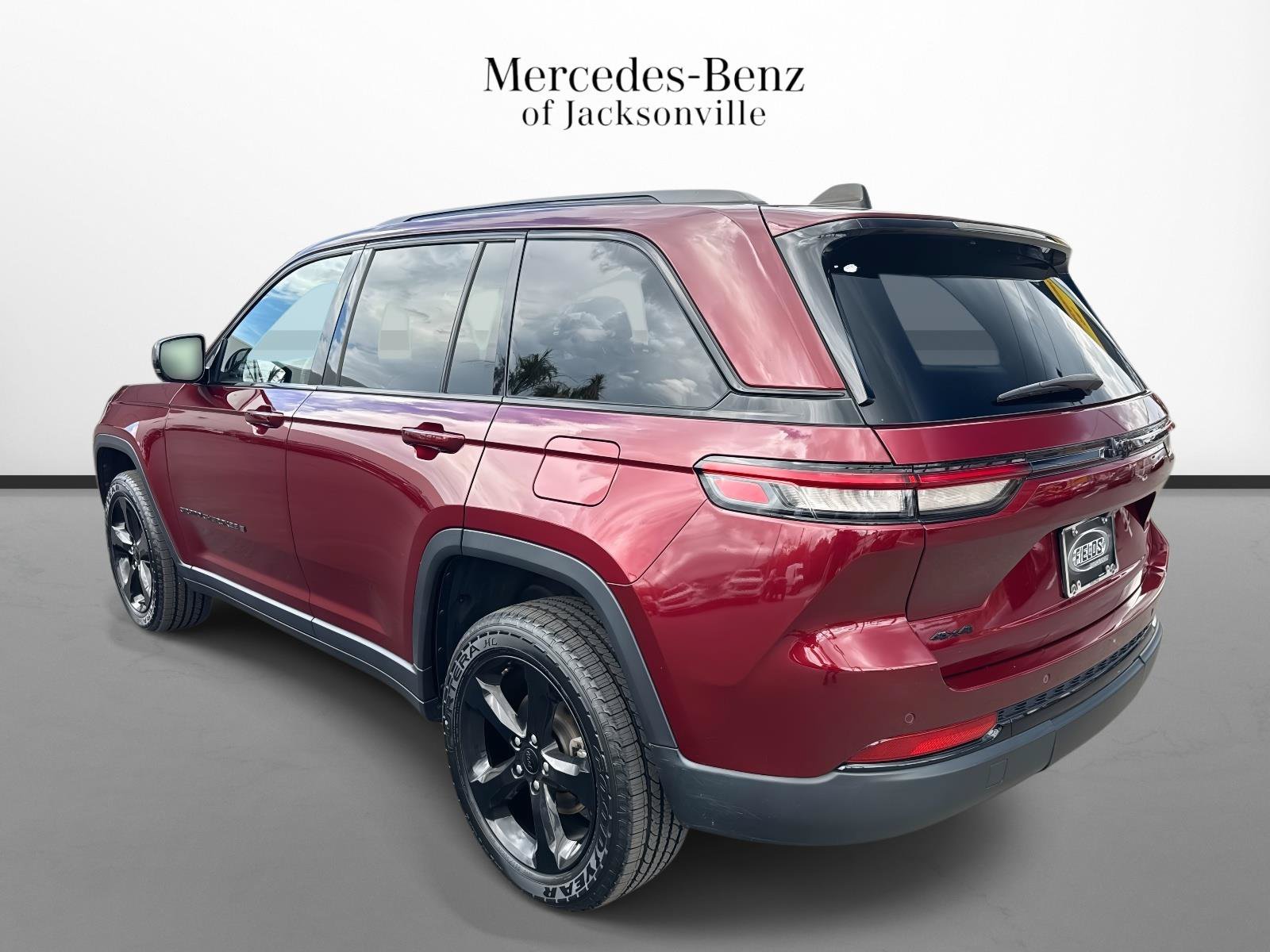 Used 2023 Jeep Grand Cherokee Altitude AWD/4WD image 5