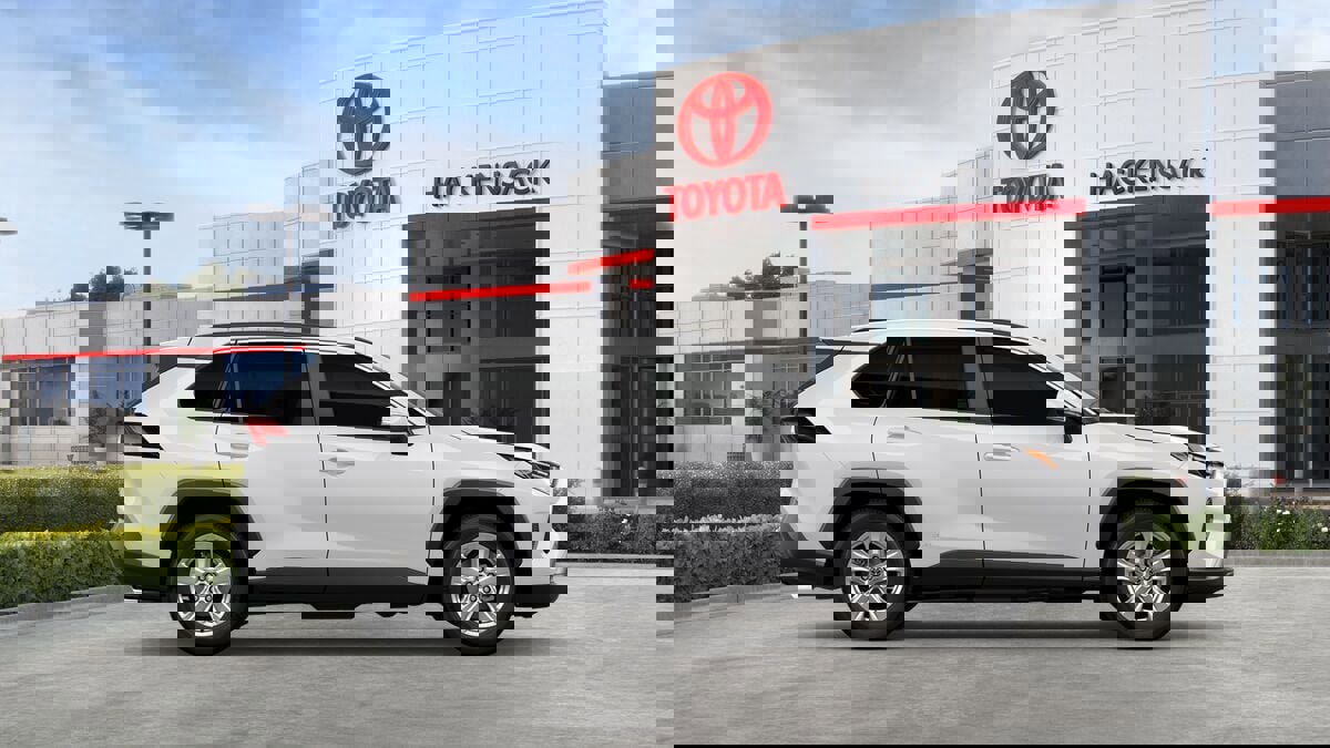 Used 2025 Toyota RAV4 XLE image 12