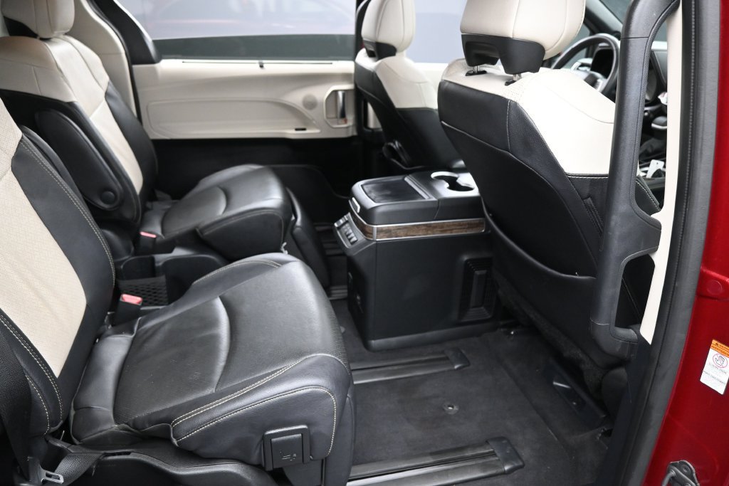 Used 2025 Toyota Sienna Platinum AWD/4WD image 25