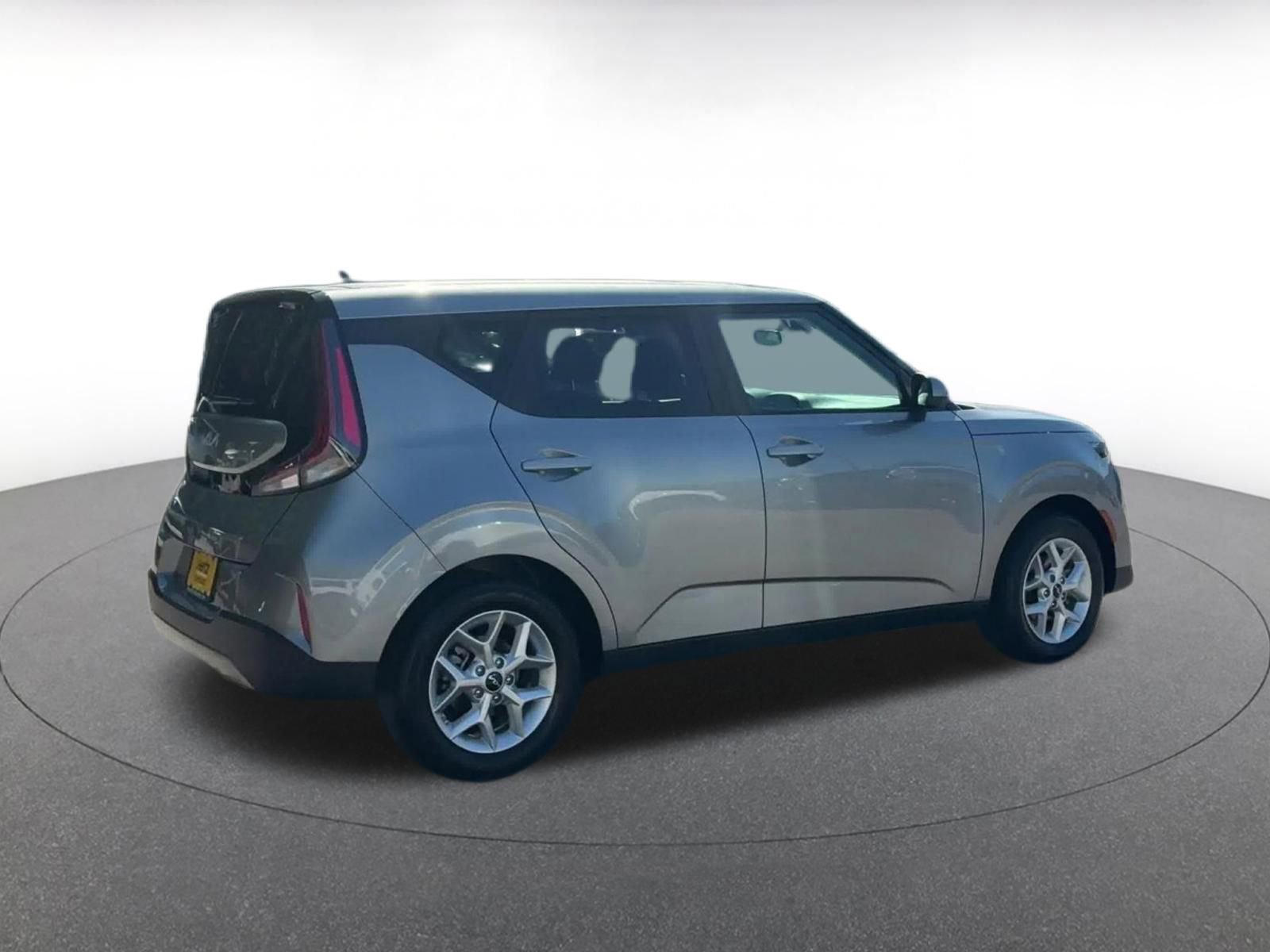 Used 2025 Kia Soul LX w/ LX Technology Package FWD image 16