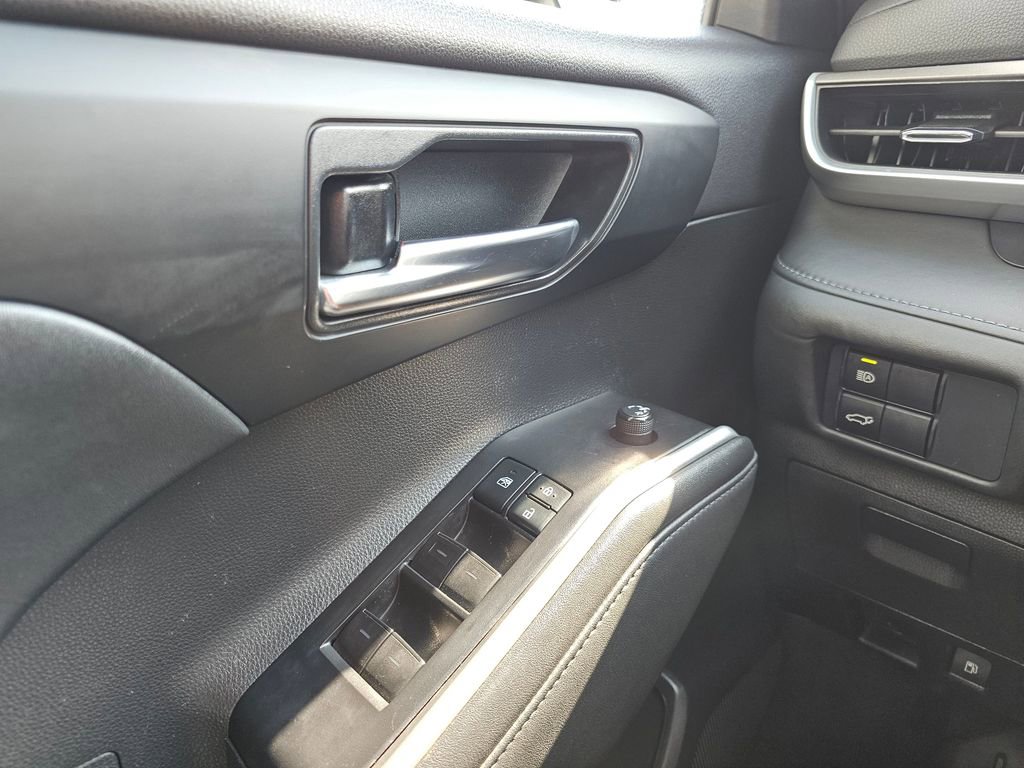 Used 2021 Toyota Highlander XLE AWD/4WD image 32